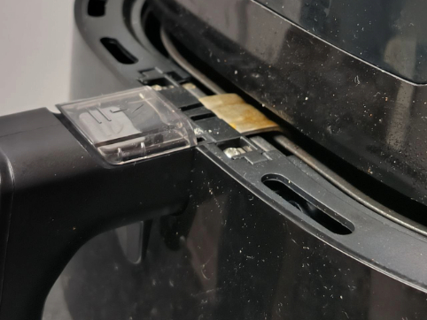 This is a picture of the airfryer (View from the side)